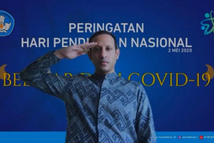 Menteri Pendidikan dan Kebudayaan Nadiem pimpin upacara Hardiknas dari rumah