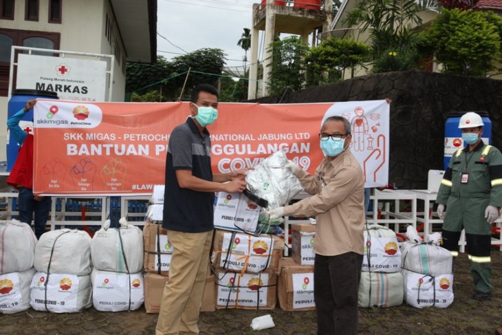SKK Migas-PetroChina serahkan bantuan pencegahan Covid-19 di Tanjabtim