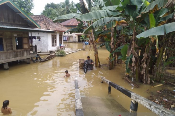 Flood sweeps through six villages in Jambi