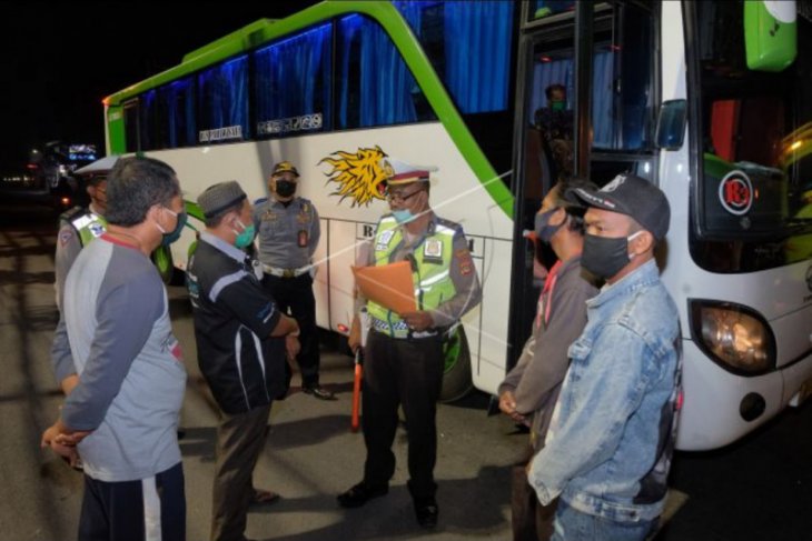 Polisi razia bus bawa penumpang dari Bali
