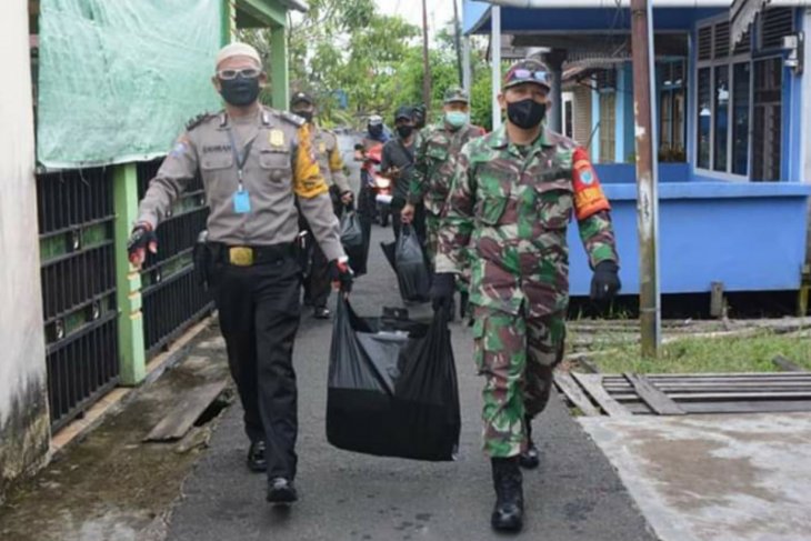 TNI dan Polri bagikan nasi kotak secara