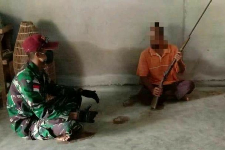 Satgas Pamtas R-64/Bru terima penyerahan senpi rakitan dari warga perbatasan