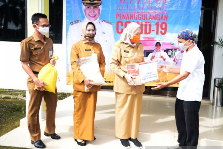 Bupati Batola bagikan 100 paket sembako untuk lansia dan janda