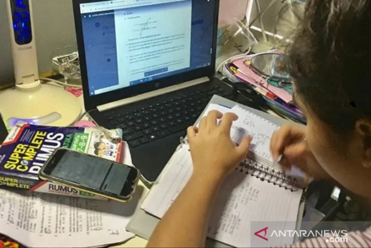 Curhat siswa: Tak ada internet sampai dipinjami HP tetangga