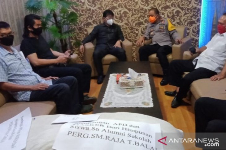 Dukung penanganan COVID-19, Alumni 86 Sisingamangaraja Tanjungbalai bantu APD dan masker