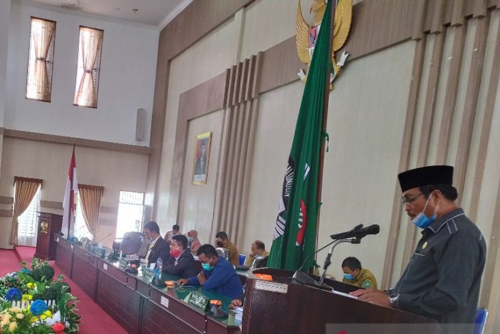 Wakil Bupati bacakan nota pengantar LKPJ di rapat paripurna DPRD Simalungun