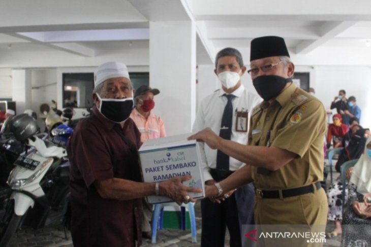 Bupati HST serahkan bantuan Bank Kalsel ke Pensiunan ASN