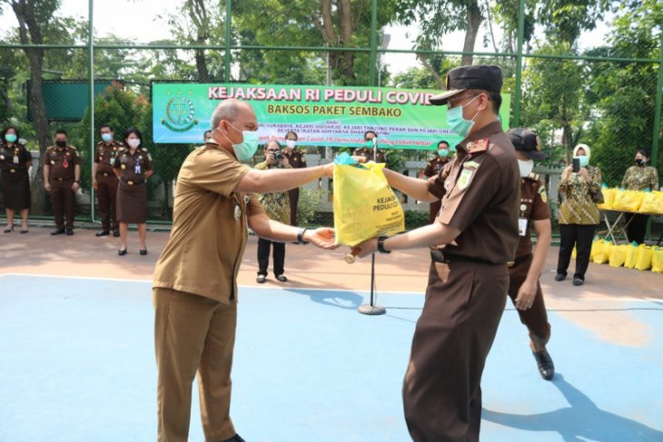 Kejati Jatim salurkan bansos masyarakat terdampak COVID-19