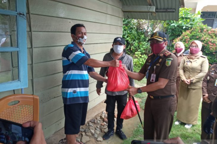 Kejari Pangkalpinang-IAD bagikan 100 paket sembako kepada masyarakat kurang mampu