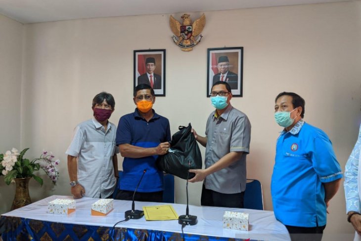 BPJAMSOSTEK Denpasar berikan 200 paket bahan pokok untuk pekerja ter-PHK