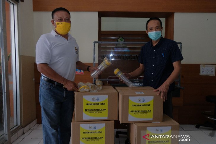 Wakil Ketua Komisi VI DPR serahkan APD ke RSUD Wangaya Denpasar