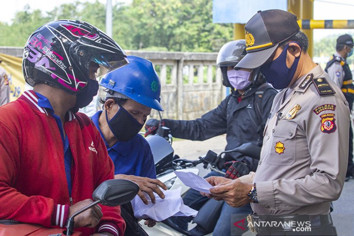 Penyekatan jalan di perbatasan Bekasi - Karawang