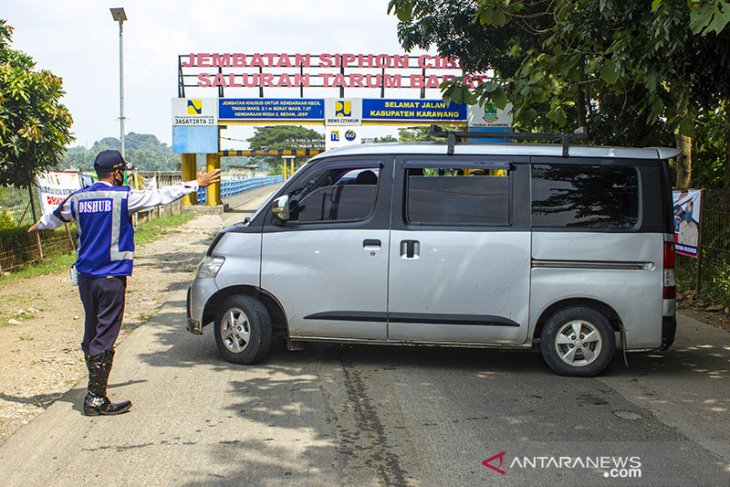 Penyekatan jalan di perbatasan Bekasi - Karawang