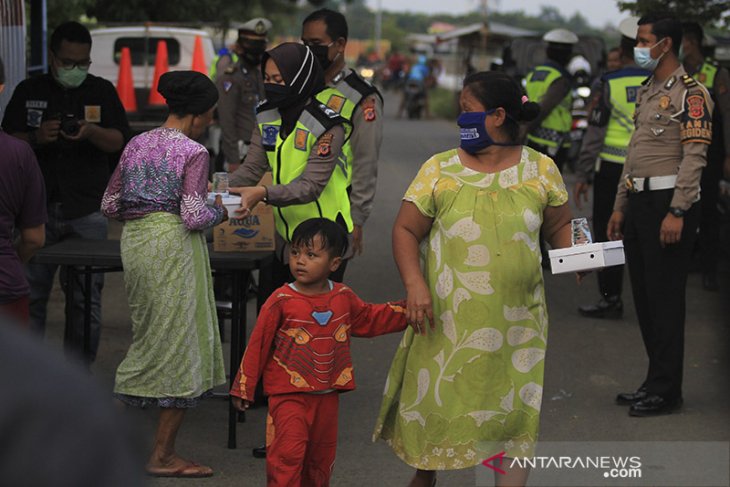 Polisi bagikan makanan 