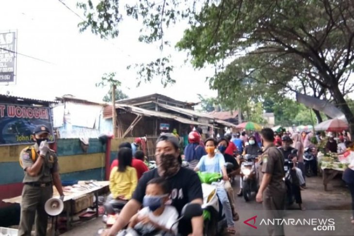 Trantib Jatiuwung, Tangerang, monitor tempat keramaian imbau gunakan masker