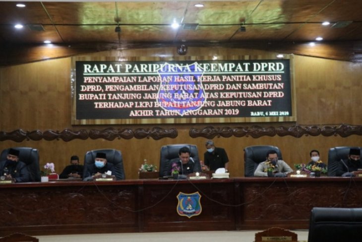 Bupati Tanjabbar hadiri Paripurna keempat pembahasan LKPJ Tahun 2019
