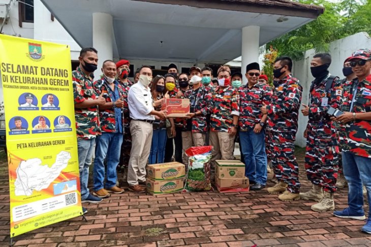 LSM dan pengusaha lokal salurkan bantuan korban banjir Cilegon