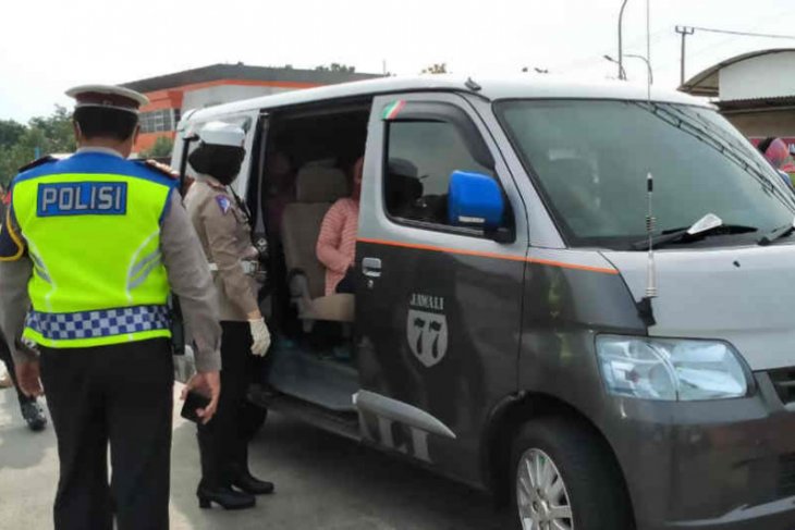 Hari kedua penerapan PSBB Jabar petugas putar balik paksa bus dan travel gelap