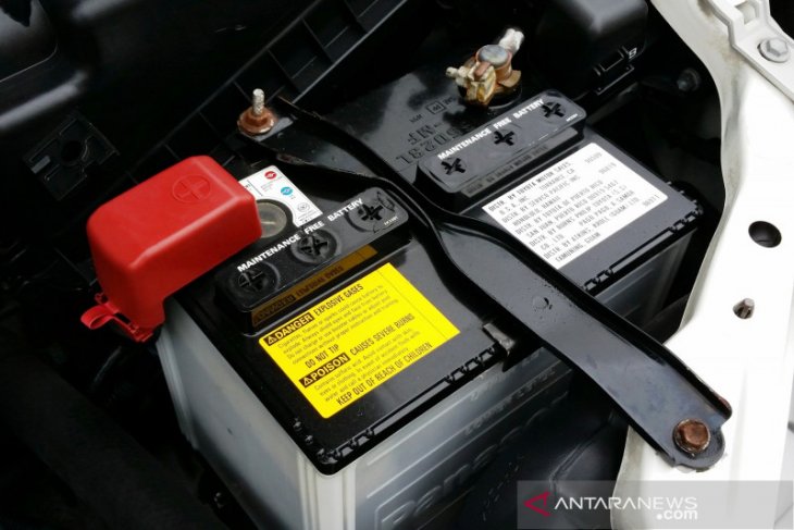Kenapa lepas aki mobil harus dimulai dari terminal negatif ?