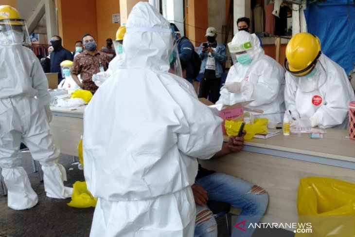 300 pedagang Pasar Kebon Kembang Bogor lakukan tes swab COVID-19