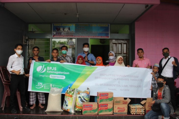 BPJAMSOSTEK salurkan paket sembako ke panti asuhan