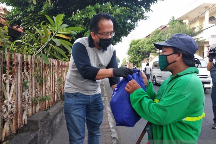 Undiknas bagikan ratusan sembako untuk tukang sapu-fakir miskin di Denpasar