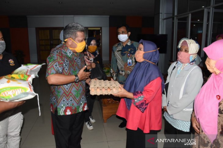 Pemkab Kubu Raya berikan bantuan kepada penyandang cacat dan atlet