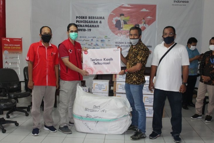 Satgas BUMN Jambi terima bantuan APD dari Telkomsel untuk selanjutnya didistribusikan kepada paramedis
