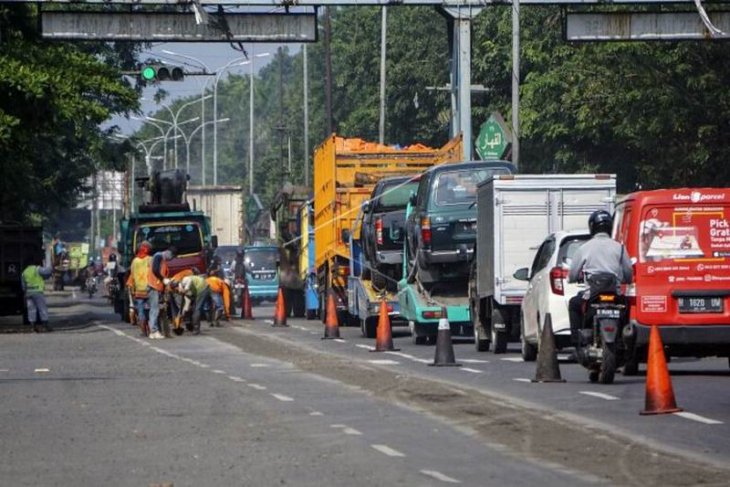 Perbaikan jalan di jalur pantura