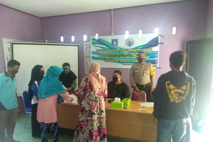 Bhabinkamtibmas Polres Bangka Barat dampingi petugas dalam penyaluran BLT-DD
