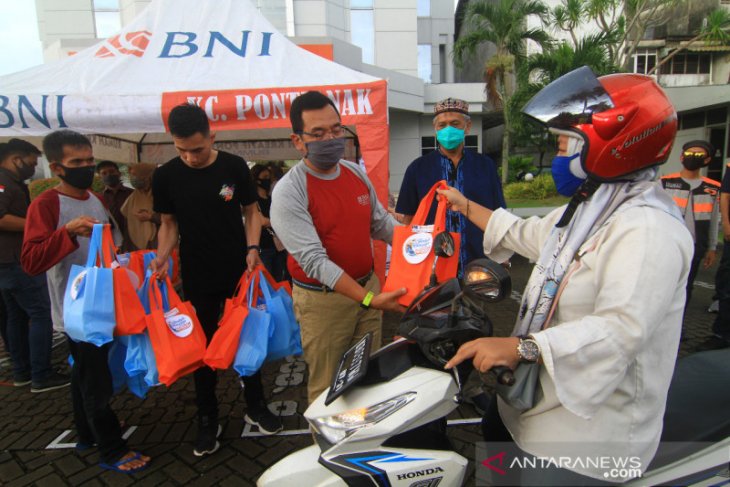 BNI bagikan 600 paket takjil di Kota Pontianak