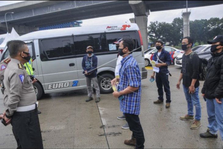 Polisi tindak pelanggar larangan mudik di Jakarta