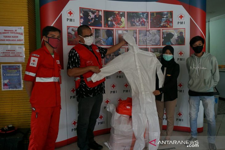 Komunitas Taman Protet Tangerang salurkan APD berupa hazmat kepada PMI