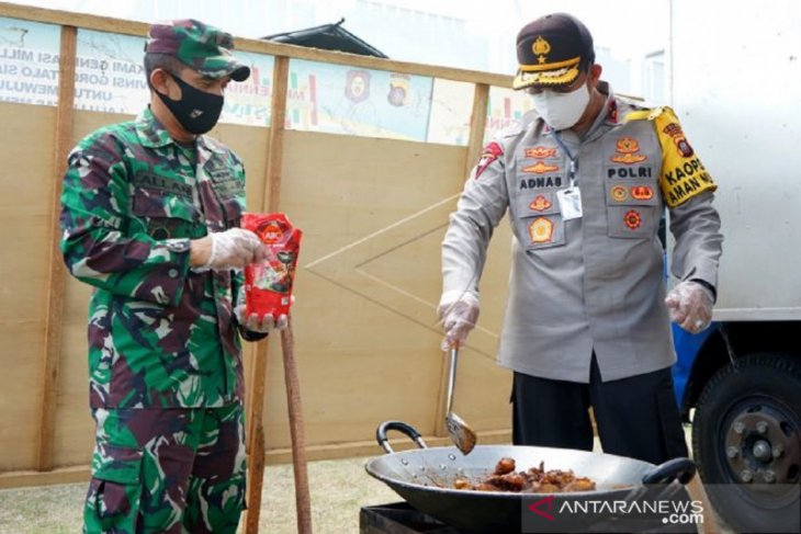 Foto - Kapolda Gorontalo-Dandim 1304 buka dapur umum untuk warga