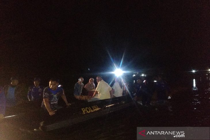 Satu keluarga di Aceh Besar terjebak banjir