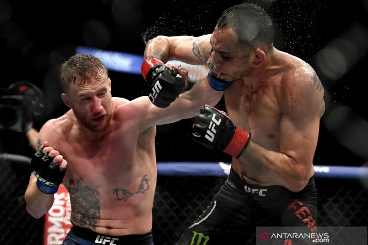 Justin Gaethje taklukkan Ferguson saat UFC diselenggarakan tanpa penonton