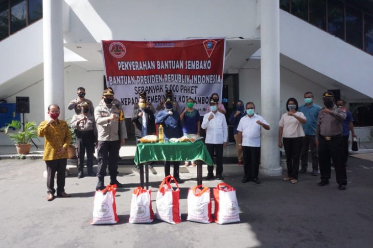 Pemkot Ambon salurkan 5.000 paket sembako bantuan Presiden Jokowi