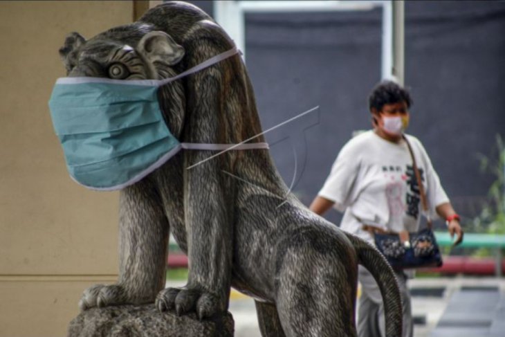 Patung hewan pakai masker