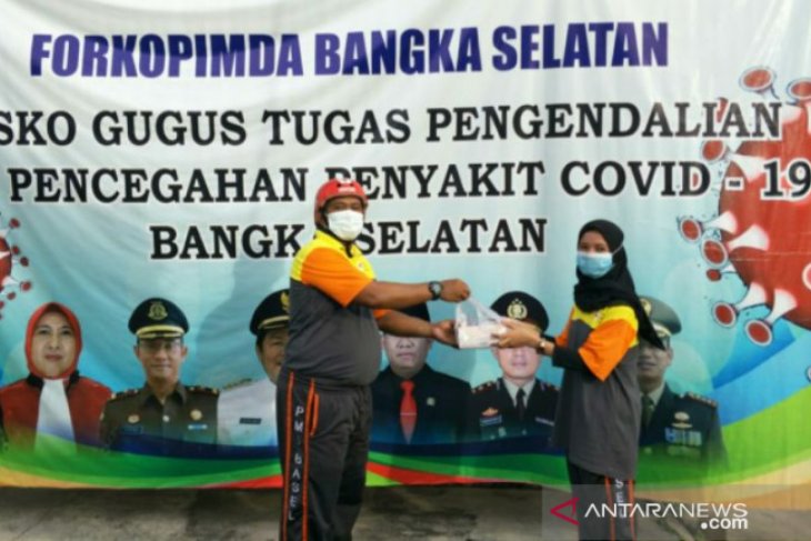 Peringati Hari Palang Merah Sedunia, PMI Basel bagikan snack gratis ke pengendara