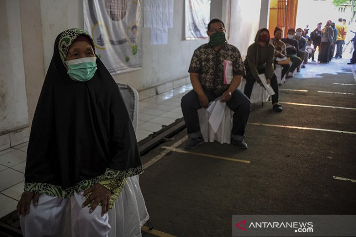 Penyaluran bantuan sosial tunai 