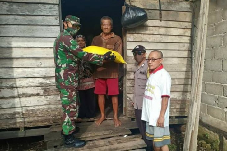 Babinsa ikut kawal penyaluran beras bantuan untuk 11 desa