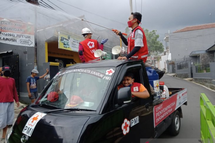 Relawan PMI Baros Kota Sukabumi keliling edukasi warga cara cegah wabah corona