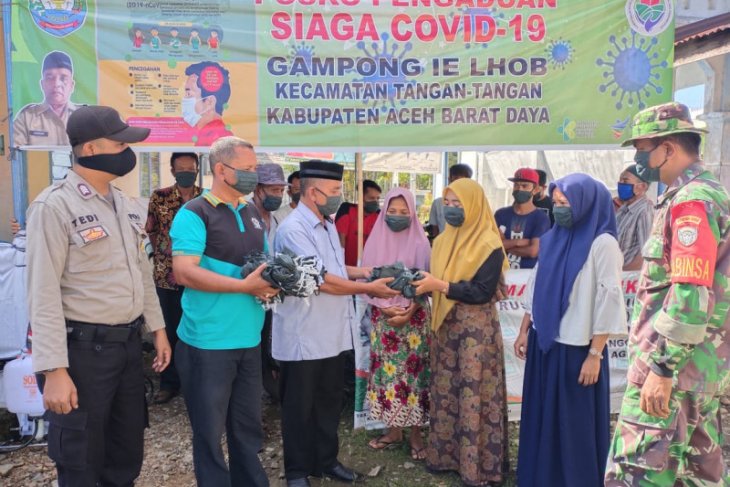 Warga Gampong Ie Lhob Abdya terima masker gratis dari dana desa