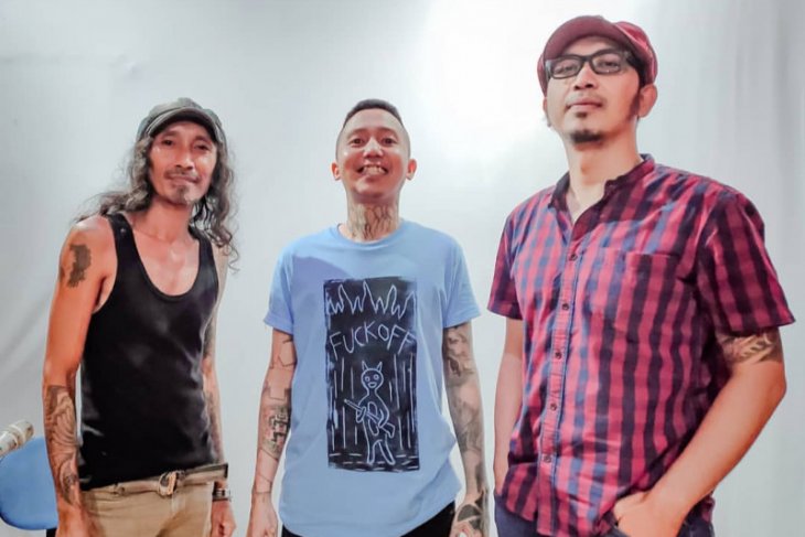 Tiga musisi rock Surabaya ciptakan lagu tentang corona