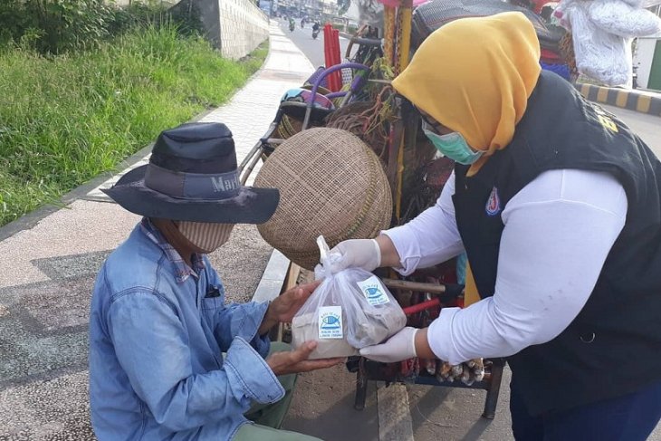 1.588 bungkus nasi ikan dibagikan kepada warga terdampak COVID-19
