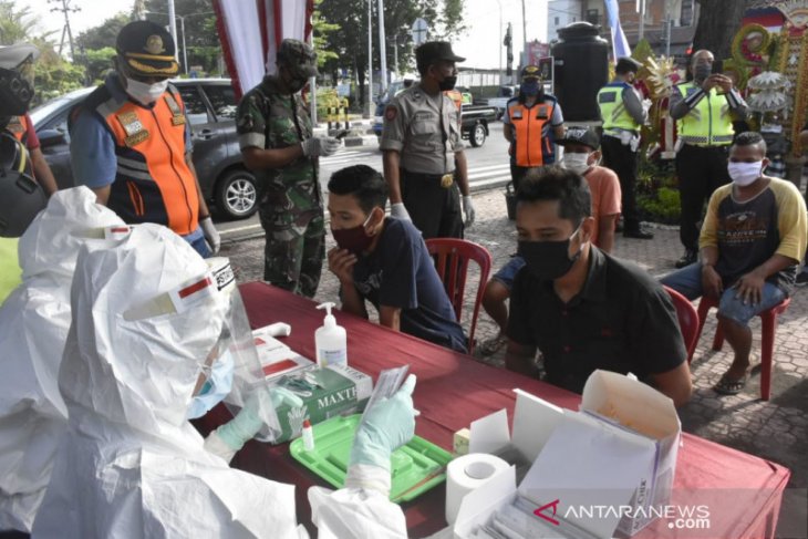 Tim Penanganan COVID-19 Denpasar lakukan tes cepat pengemudi mobil (video)