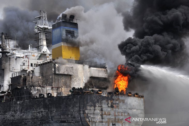 Kapal tanker terbakar di Pelabuhan Belawan