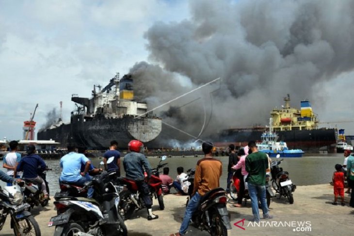 Kapal Tanker Terbakar