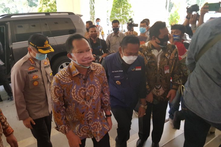Mendagri Tito Karnavian minta Bekasi buat terobosan penanganan COVID-19