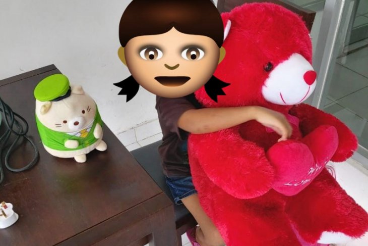 Boneka untuk adik Tiara